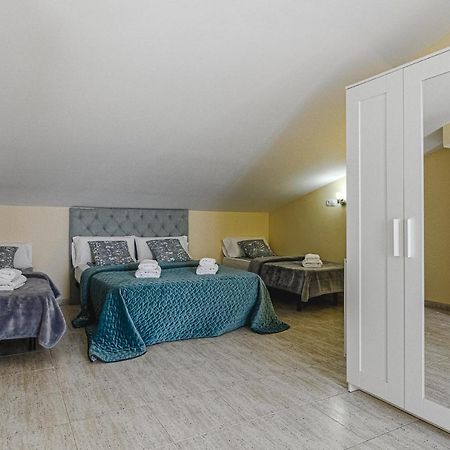 Red Large Family Apartment, Three Floors, 10 Guests Адехе Екстериор снимка