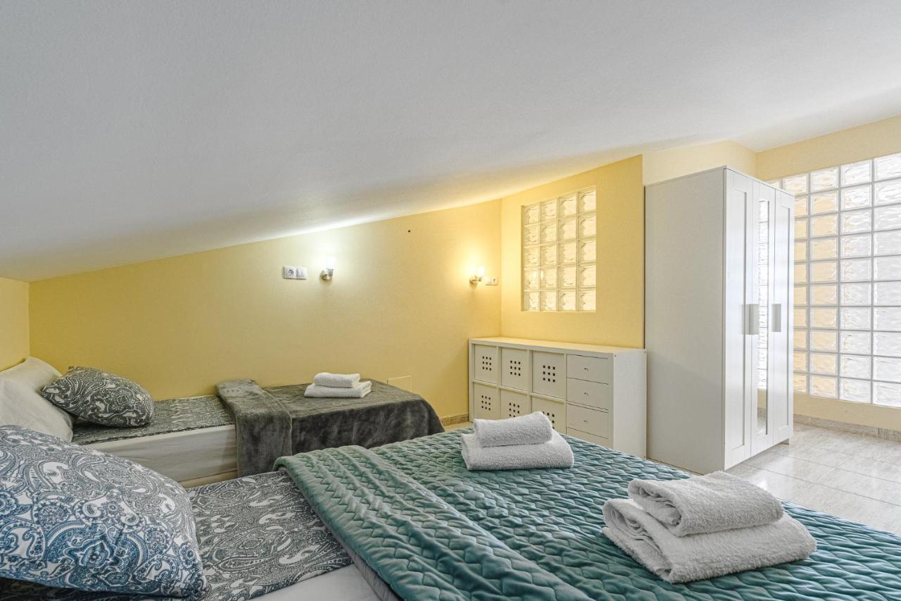 Red Large Family Apartment, Three Floors, 10 Guests Адехе Екстериор снимка