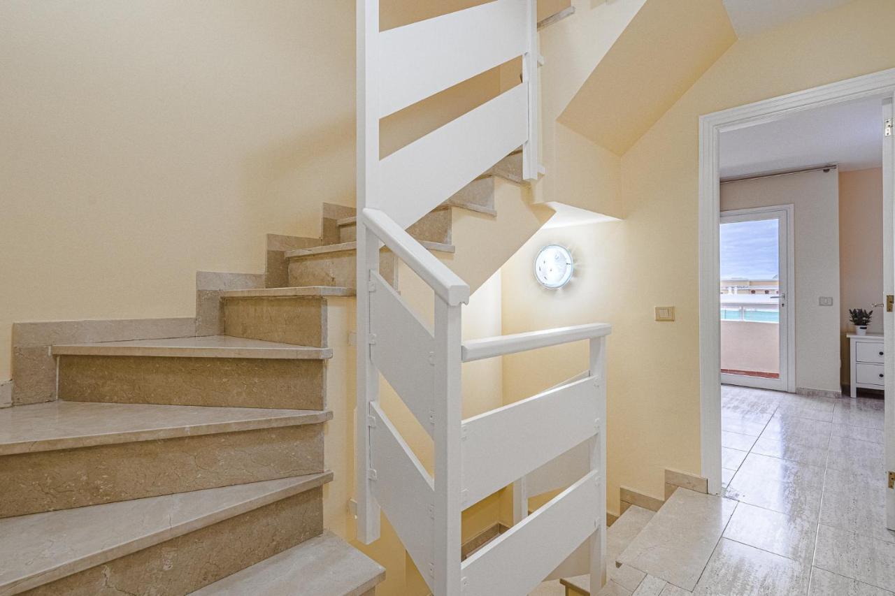 Red Large Family Apartment, Three Floors, 10 Guests Адехе Екстериор снимка