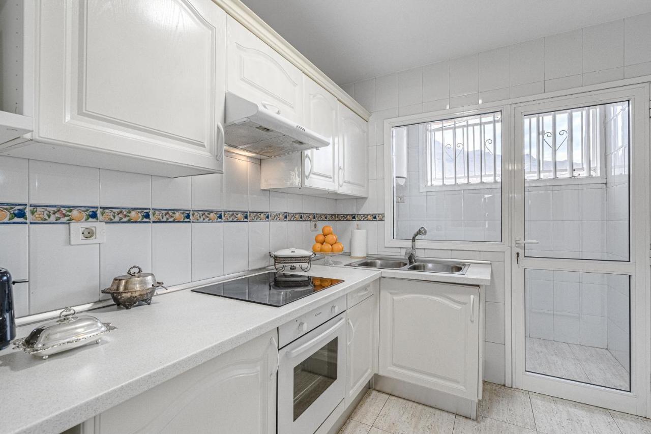 Red Large Family Apartment, Three Floors, 10 Guests Адехе Екстериор снимка