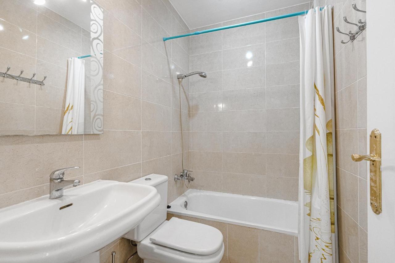 Red Large Family Apartment, Three Floors, 10 Guests Адехе Екстериор снимка