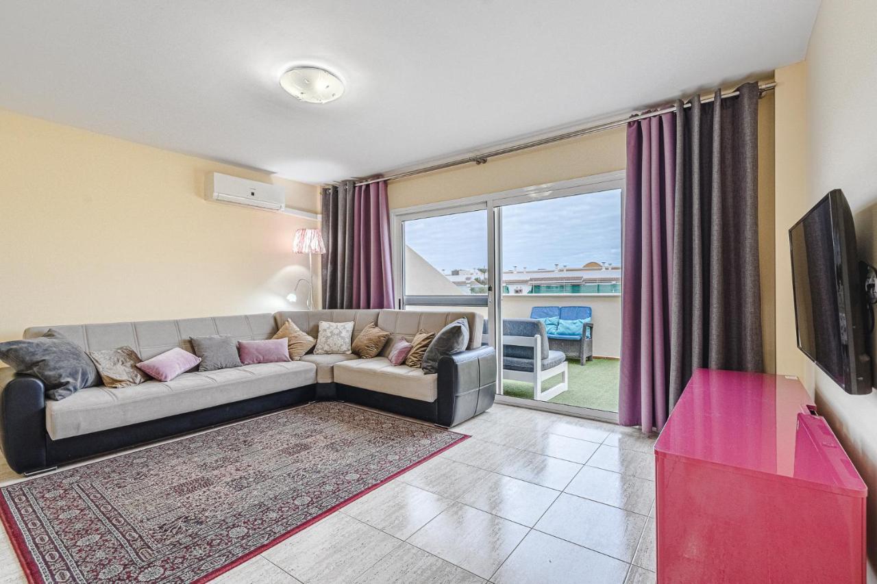 Red Large Family Apartment, Three Floors, 10 Guests Адехе Екстериор снимка