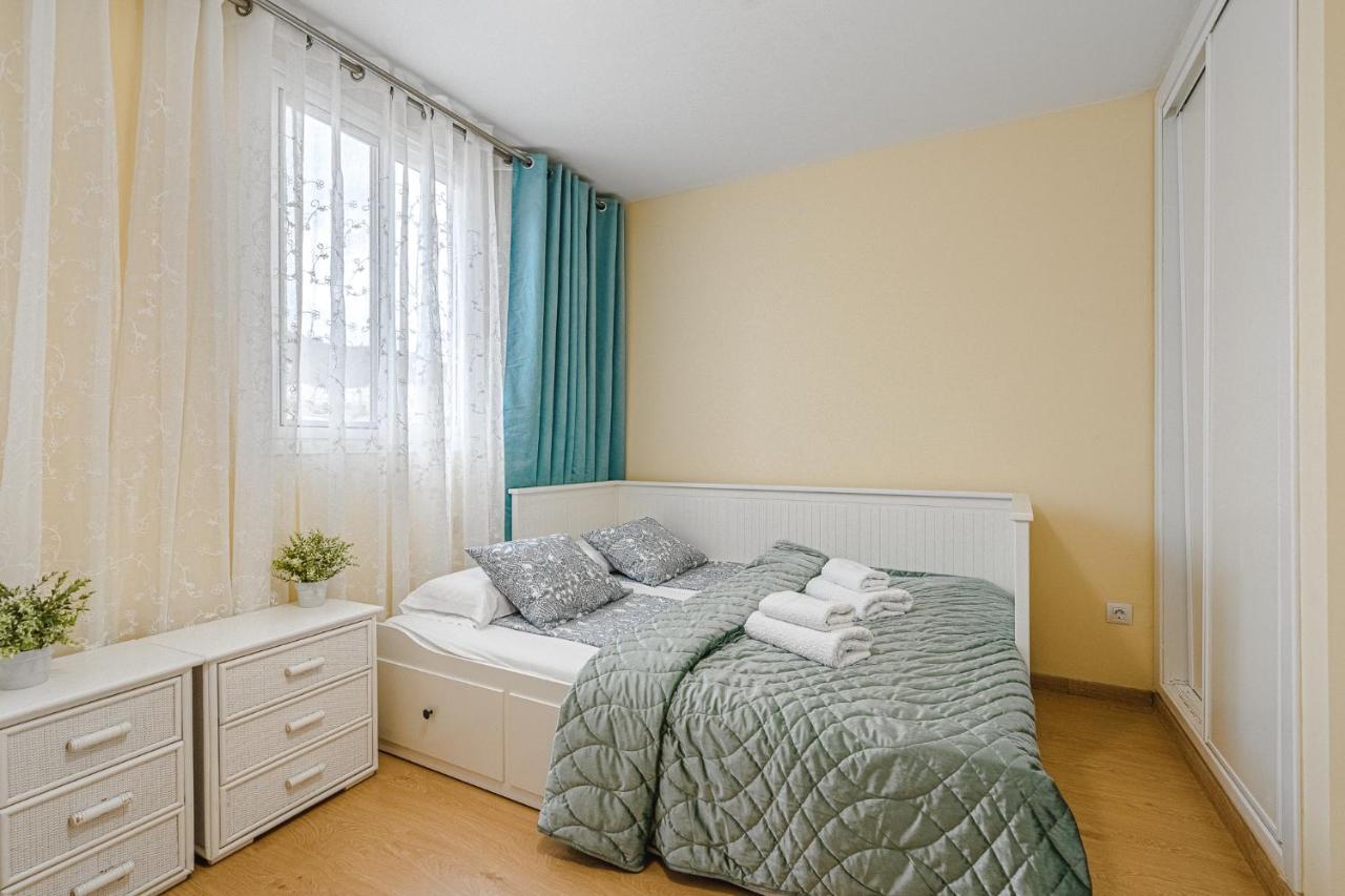Red Large Family Apartment, Three Floors, 10 Guests Адехе Екстериор снимка