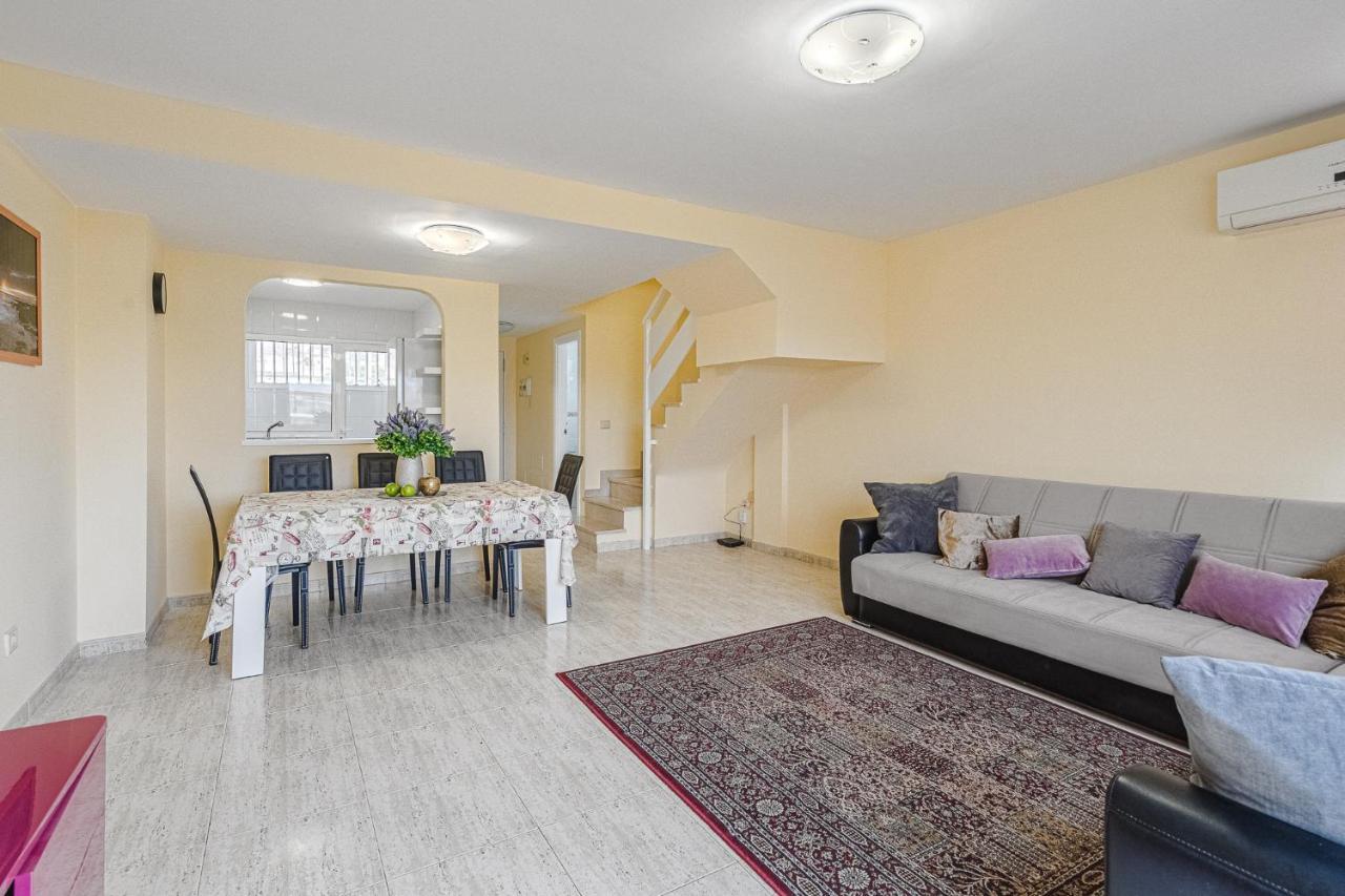 Red Large Family Apartment, Three Floors, 10 Guests Адехе Екстериор снимка