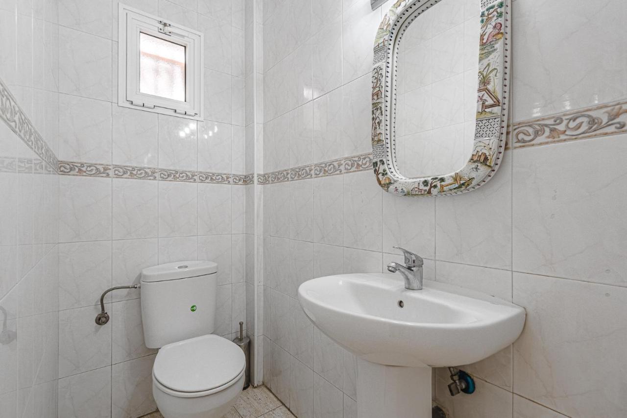 Red Large Family Apartment, Three Floors, 10 Guests Адехе Екстериор снимка