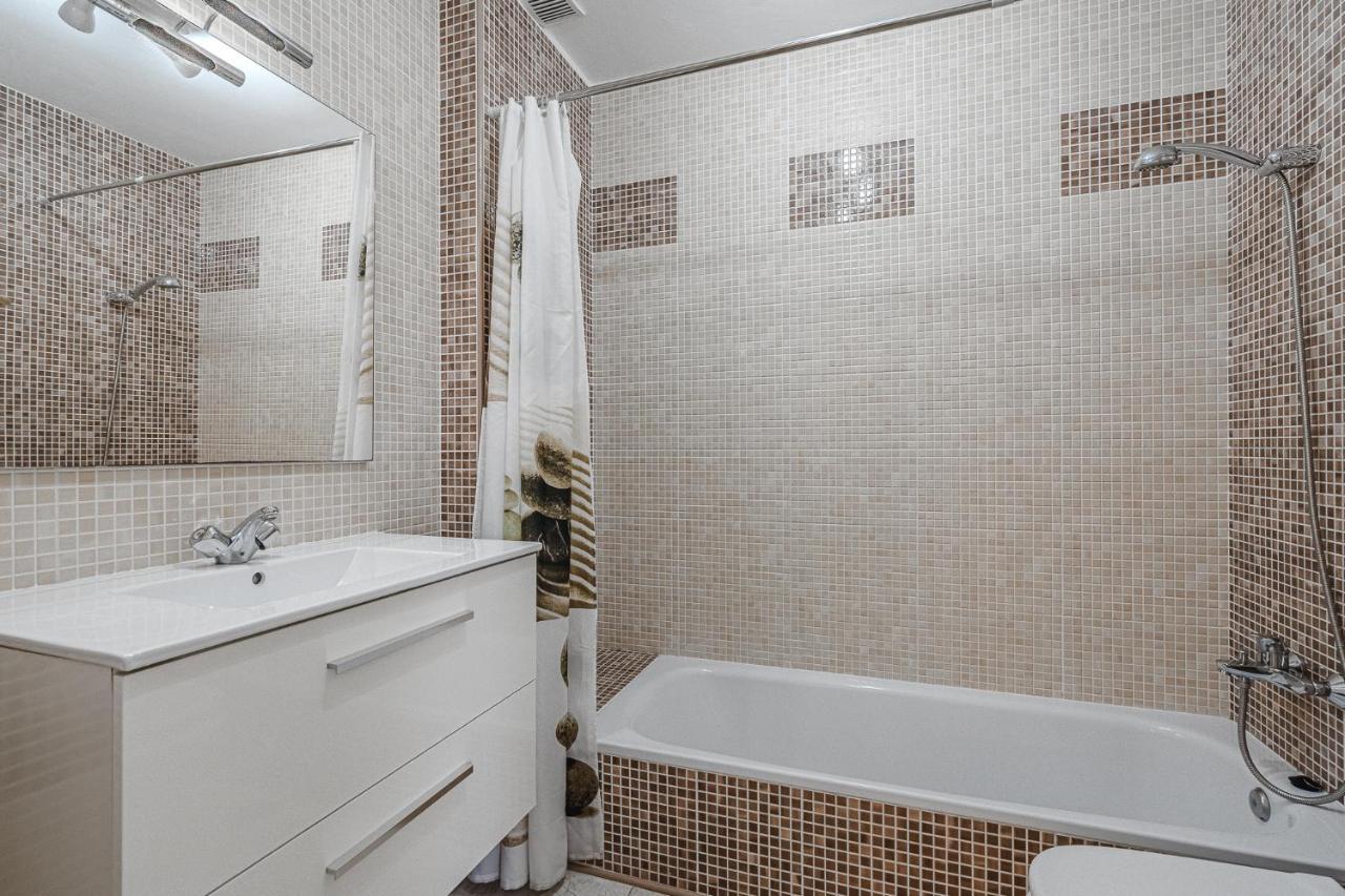 Red Large Family Apartment, Three Floors, 10 Guests Адехе Екстериор снимка