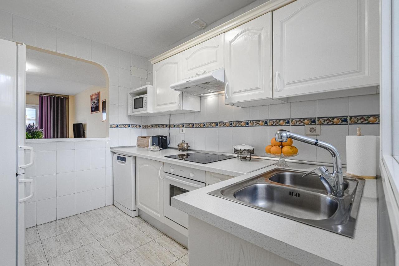 Red Large Family Apartment, Three Floors, 10 Guests Адехе Екстериор снимка