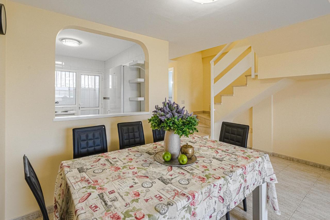 Red Large Family Apartment, Three Floors, 10 Guests Адехе Екстериор снимка