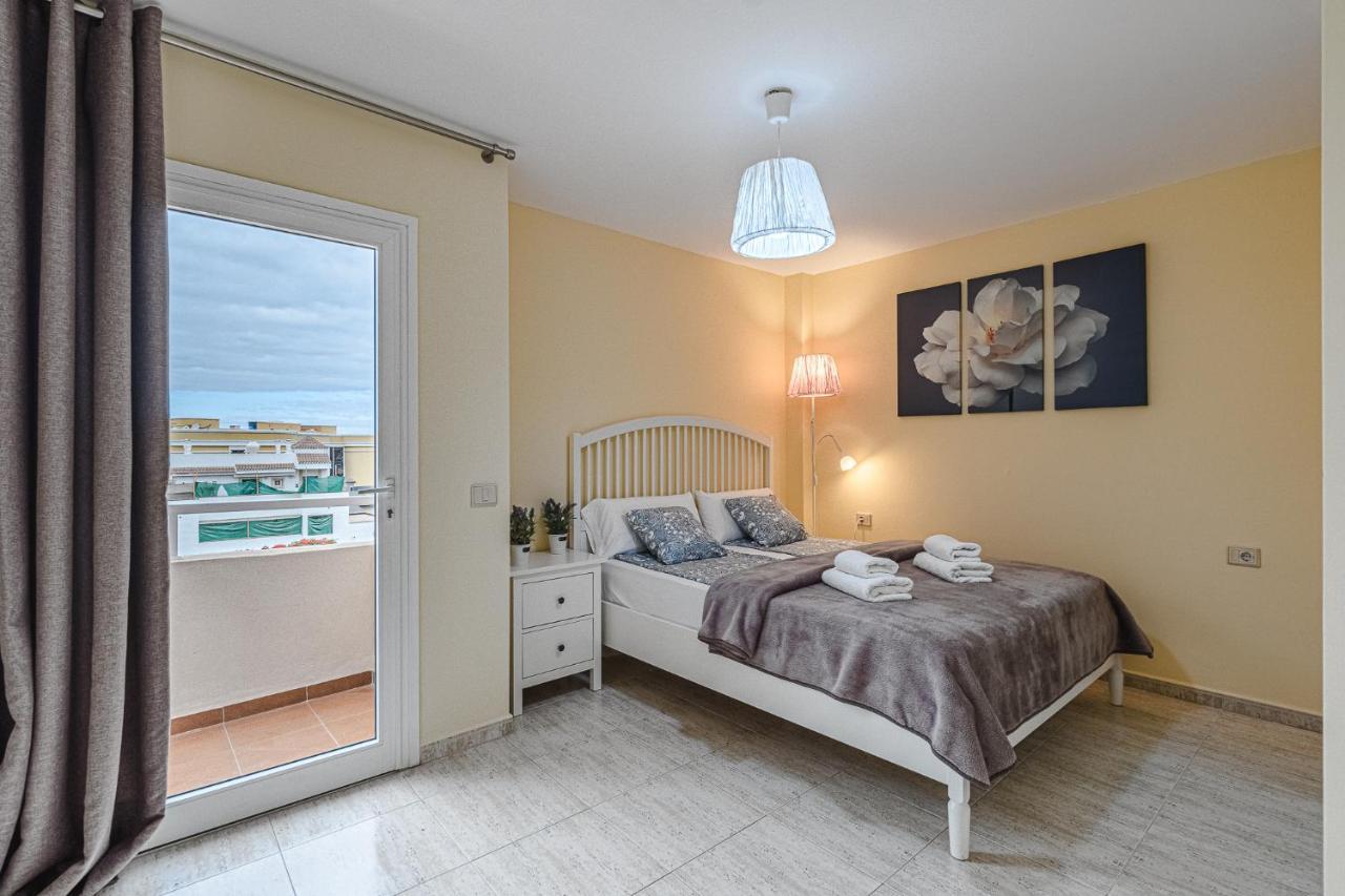 Red Large Family Apartment, Three Floors, 10 Guests Адехе Екстериор снимка