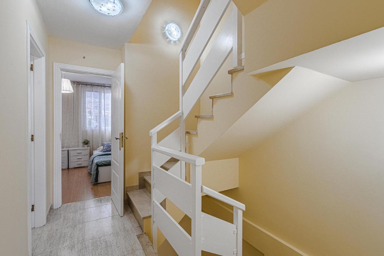 Red Large Family Apartment, Three Floors, 10 Guests Адехе Екстериор снимка